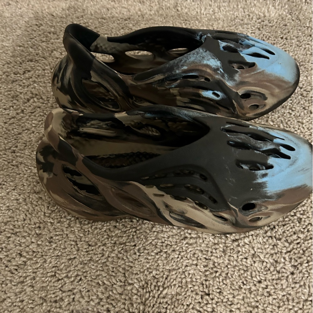 Yeezy Adidas Foam RNR Mx cinder boys size 6